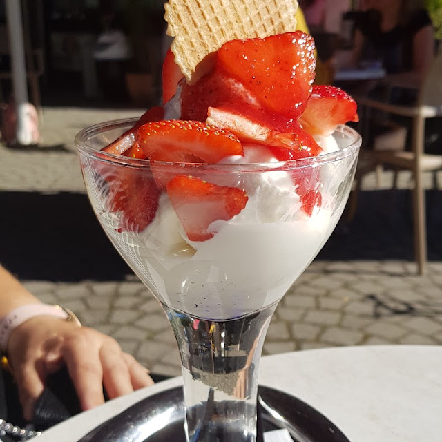 Joghurtbecher Mit Erdbeeren