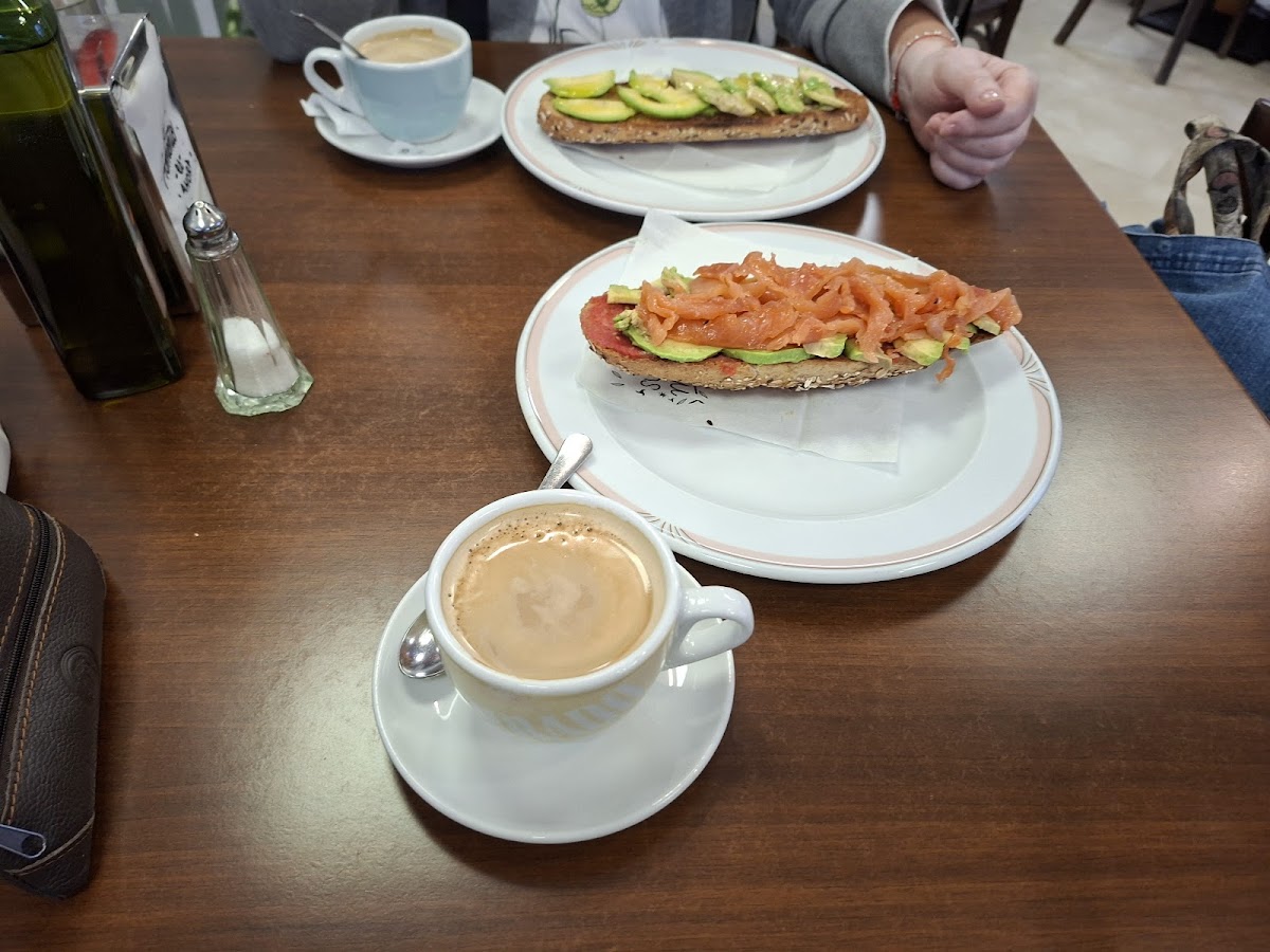 Cafeteria Casa de Comidas La Pavia Pinta Photo 4