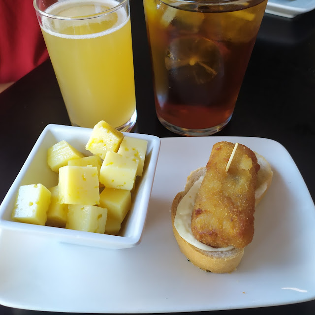 Croquetas Y Queso En Aceite