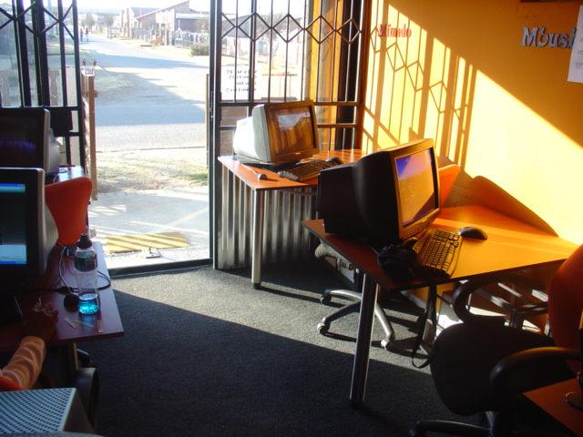 eMjondolo Cafe (Internet Cafe)