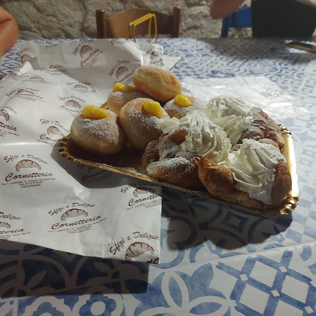 Cornetti Con La Panna E Bombe Alla Crema
