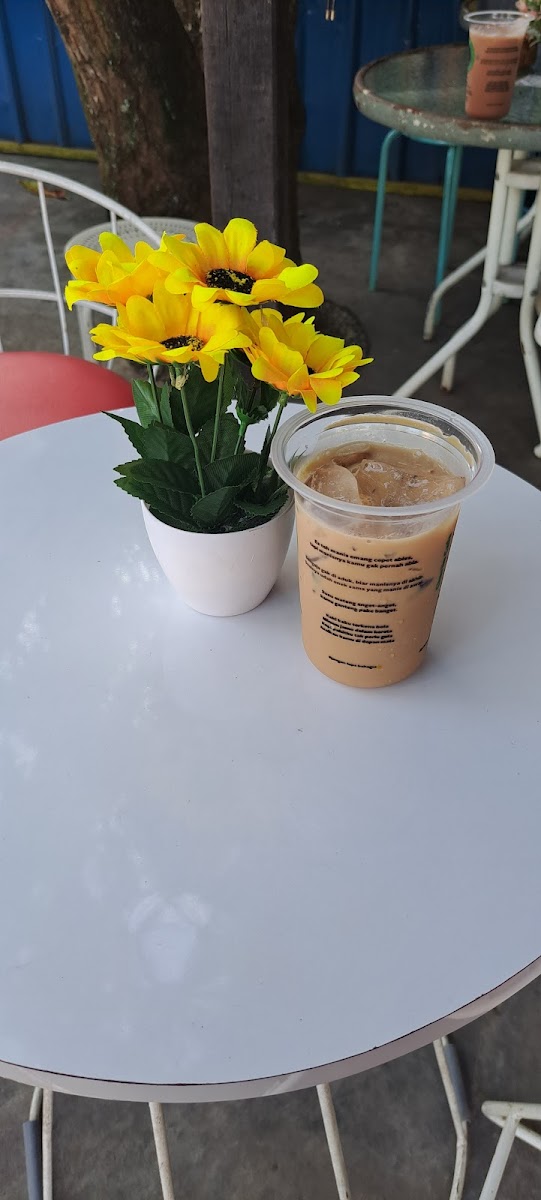 Charlie Cafe Photo 6