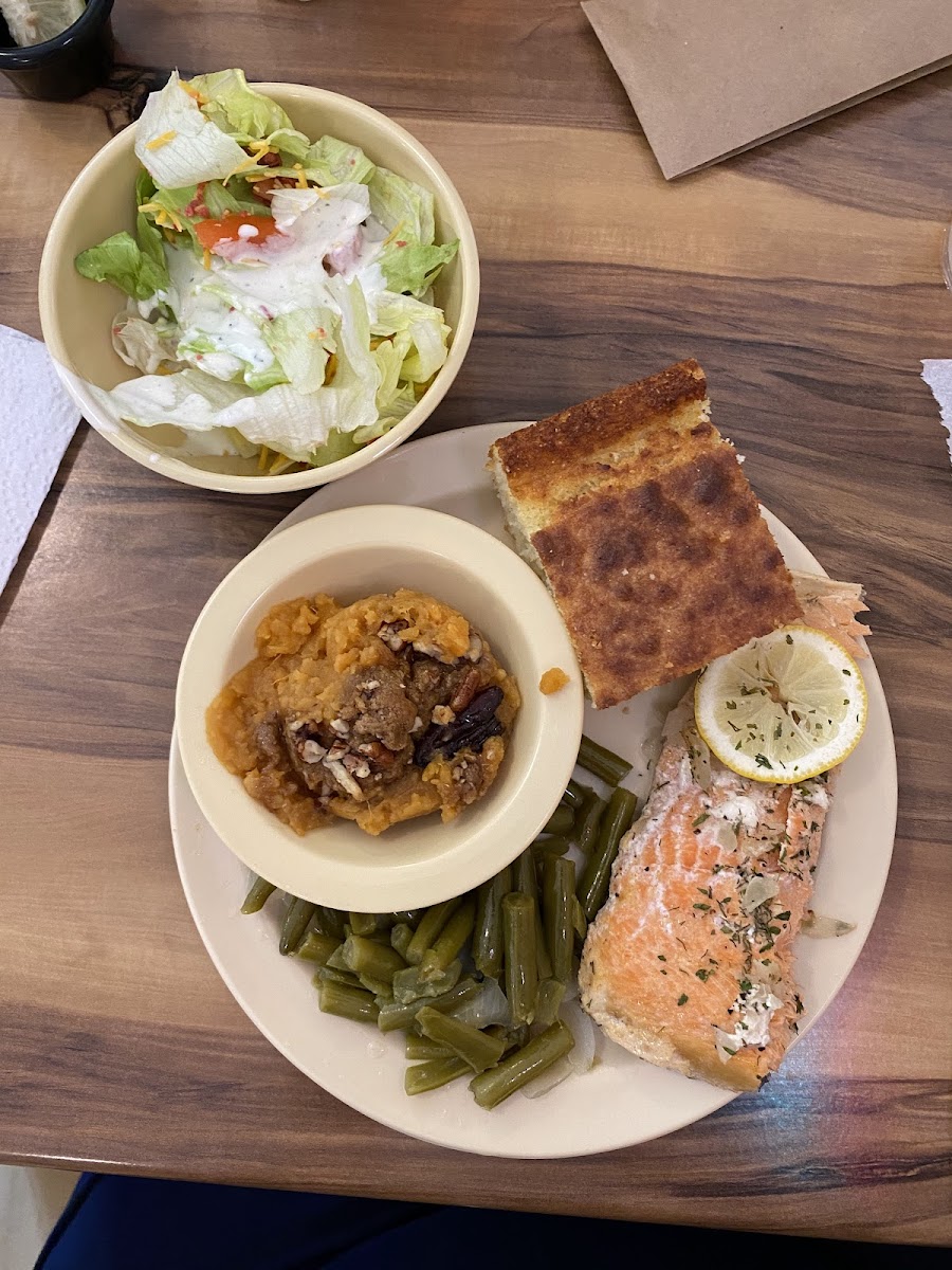 LG's Diner and Bakery Photo 2