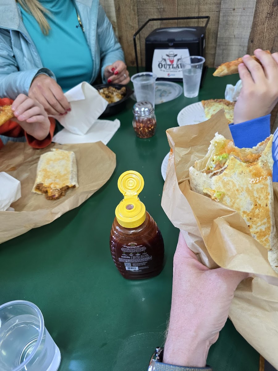 Outlaw Tacos, Pizza, Wings & More Photo 5