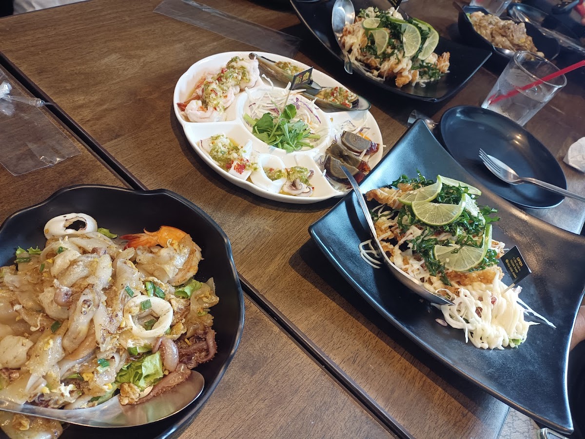 ร้านเจริญพุง Bar&Bistro Photo 8