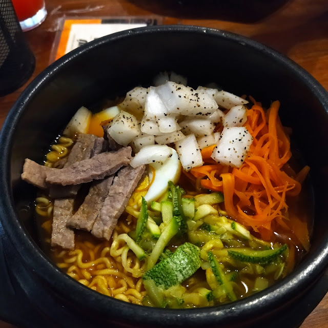 Kimchi Ramen Con Dumplings de Carne