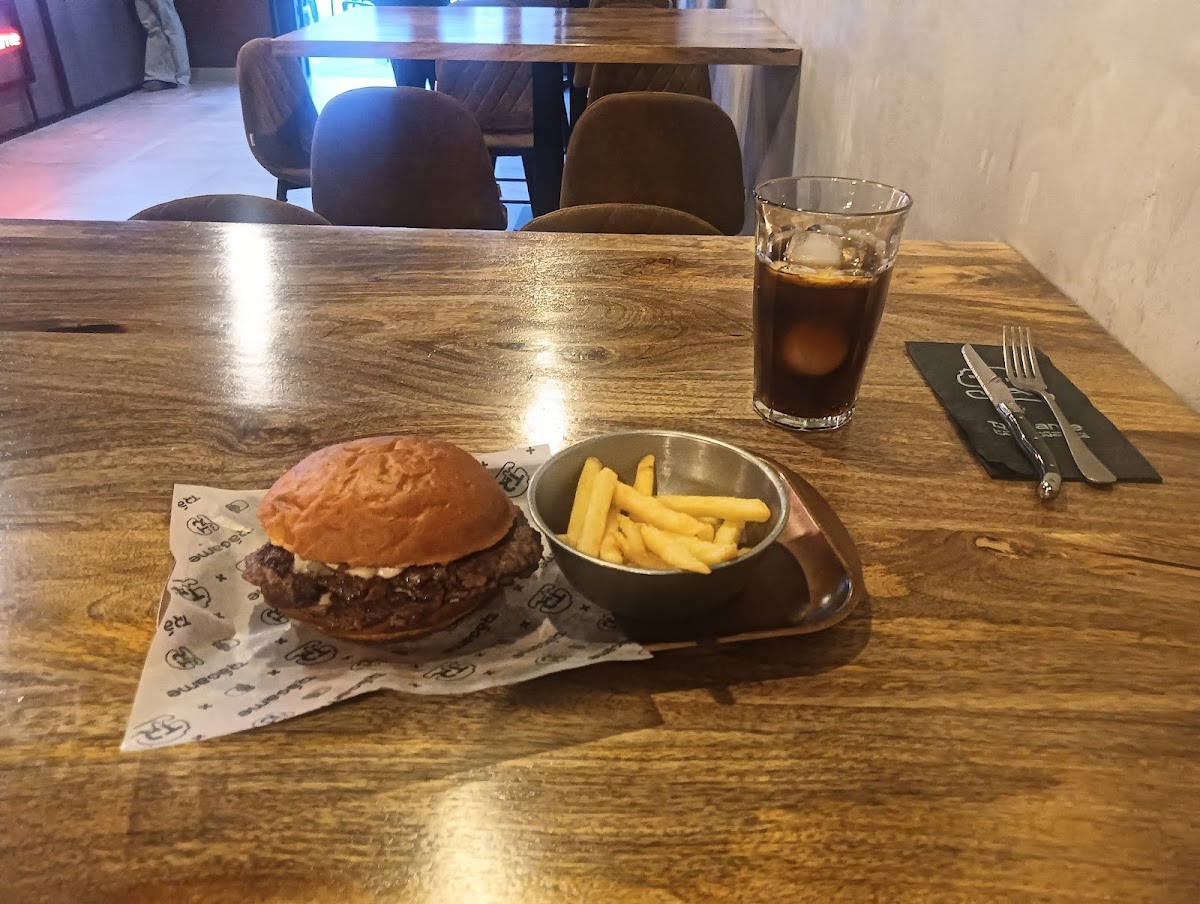 Trágame Burger Photo 5
