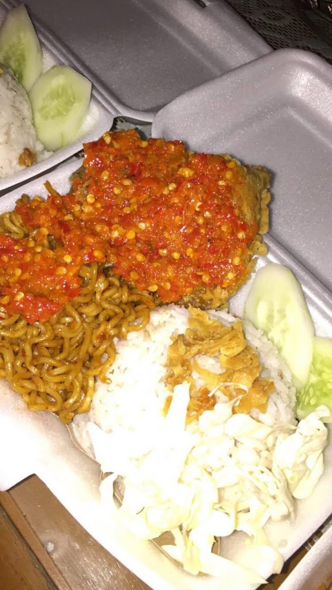 AYAM GEPREK PUTRI Photo 4