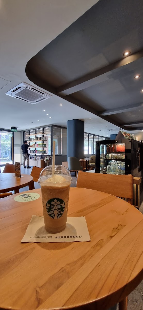Starbucks Taman Ubud Karawaci Photo 6