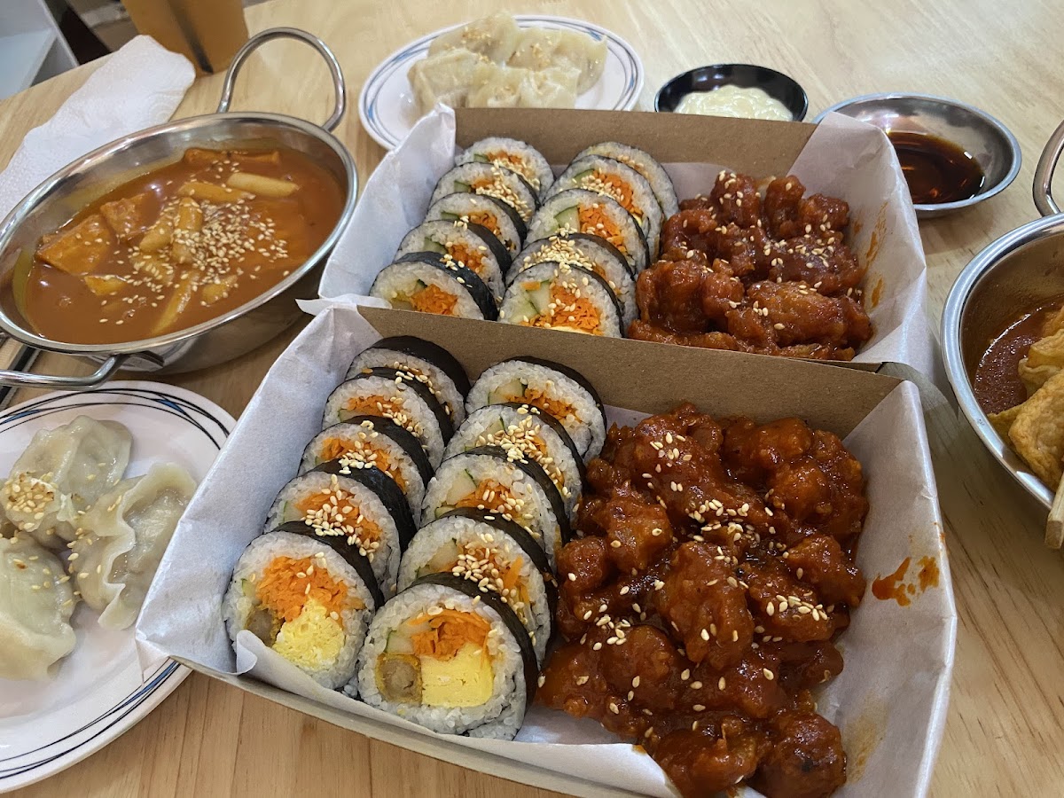 Nyomnyom Chicken and Kimbab Photo 4