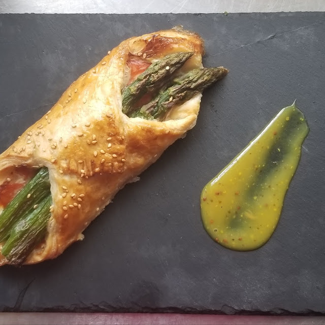 Hojaldre de Espárrago Con Queso Blanco Y Salmón Ahumado
