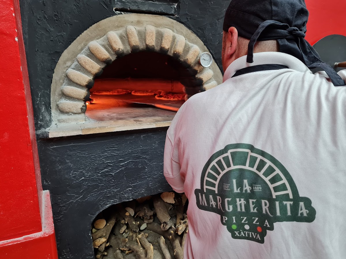 La Margherita Pizza Photo 3