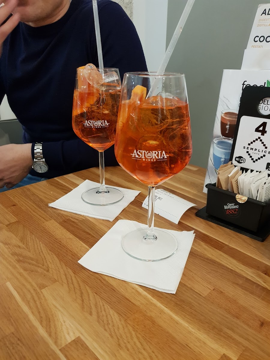 Semplice Café Photo 6