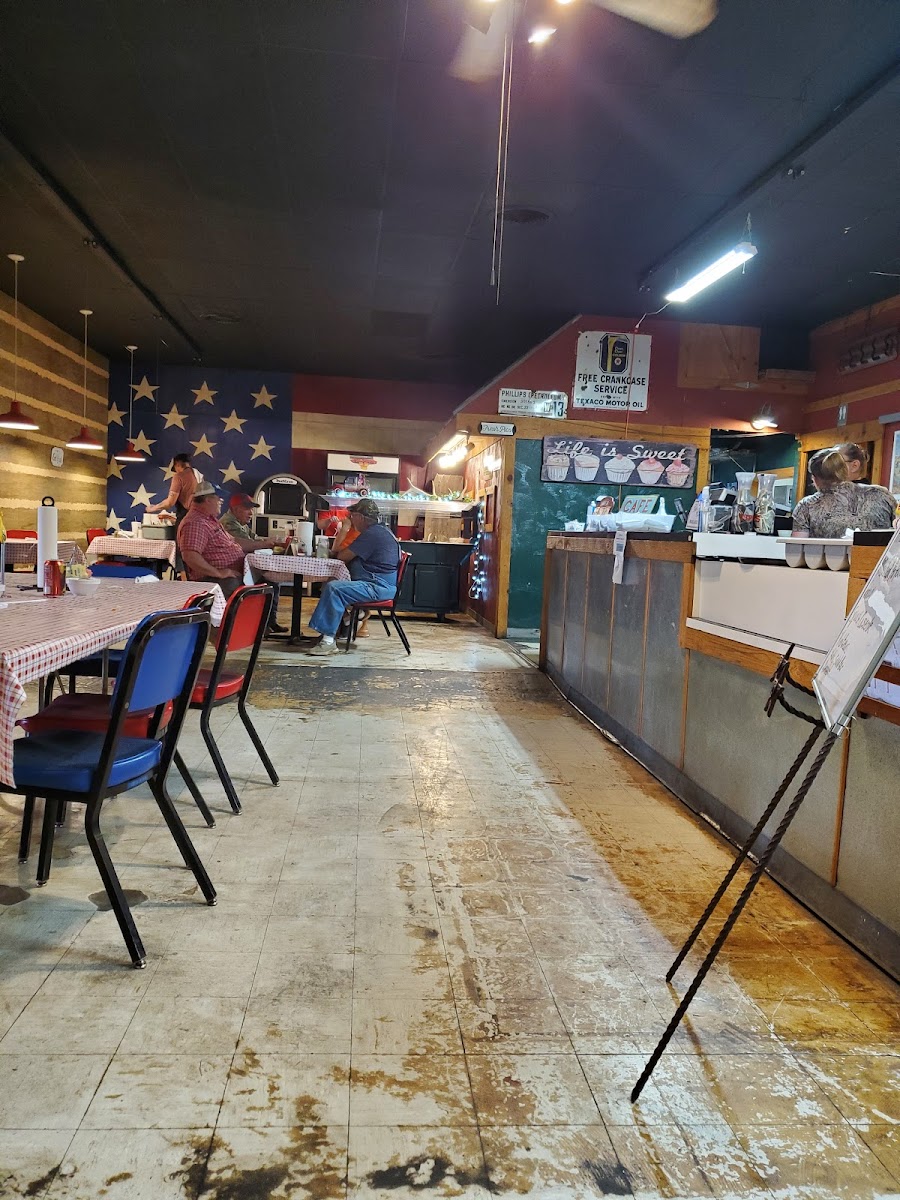 Dee's Restaurant Photo 3