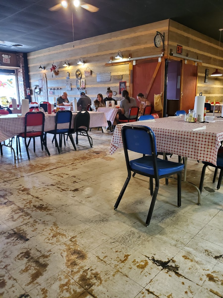 Dee's Restaurant Photo 6