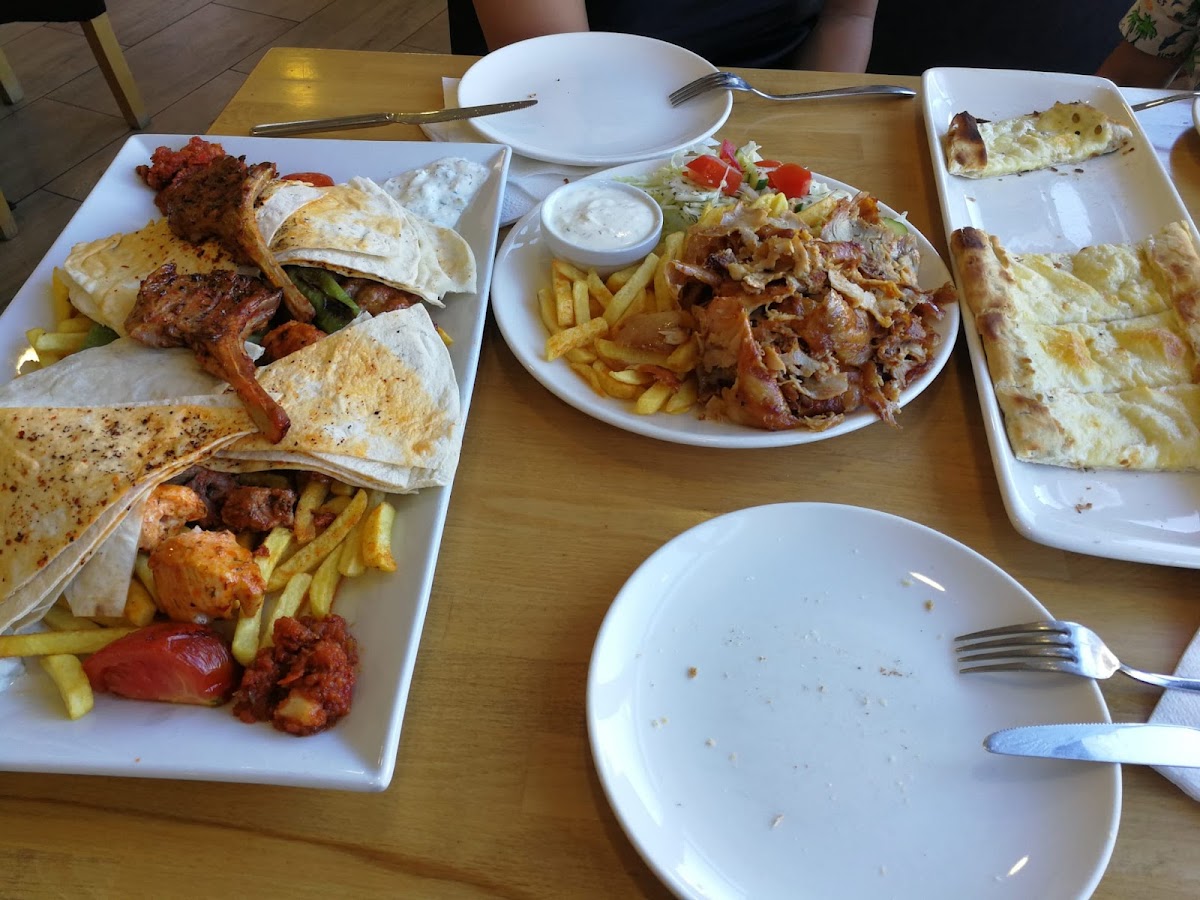 TUĞRA GRILL Türkisches Restaurant Photo 9