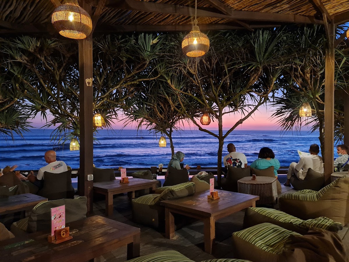 Batu Bolong Beach Cafe