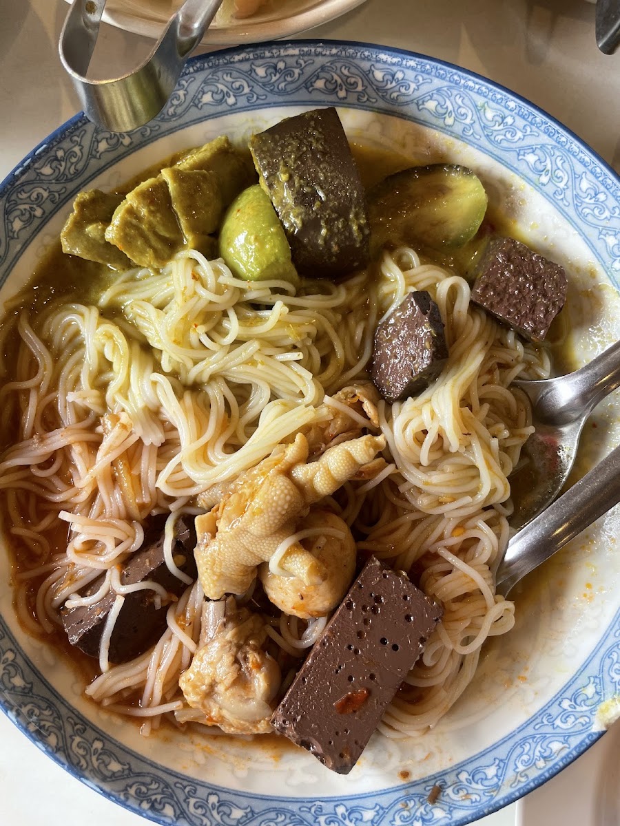 Jee Ju rice noodles and curry Photo 3