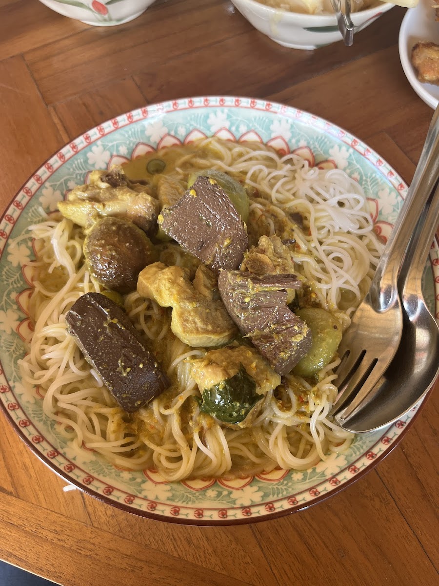 Jee Ju rice noodles and curry Photo 7