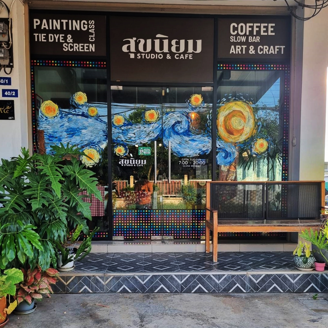 สุขนิยม studio & café