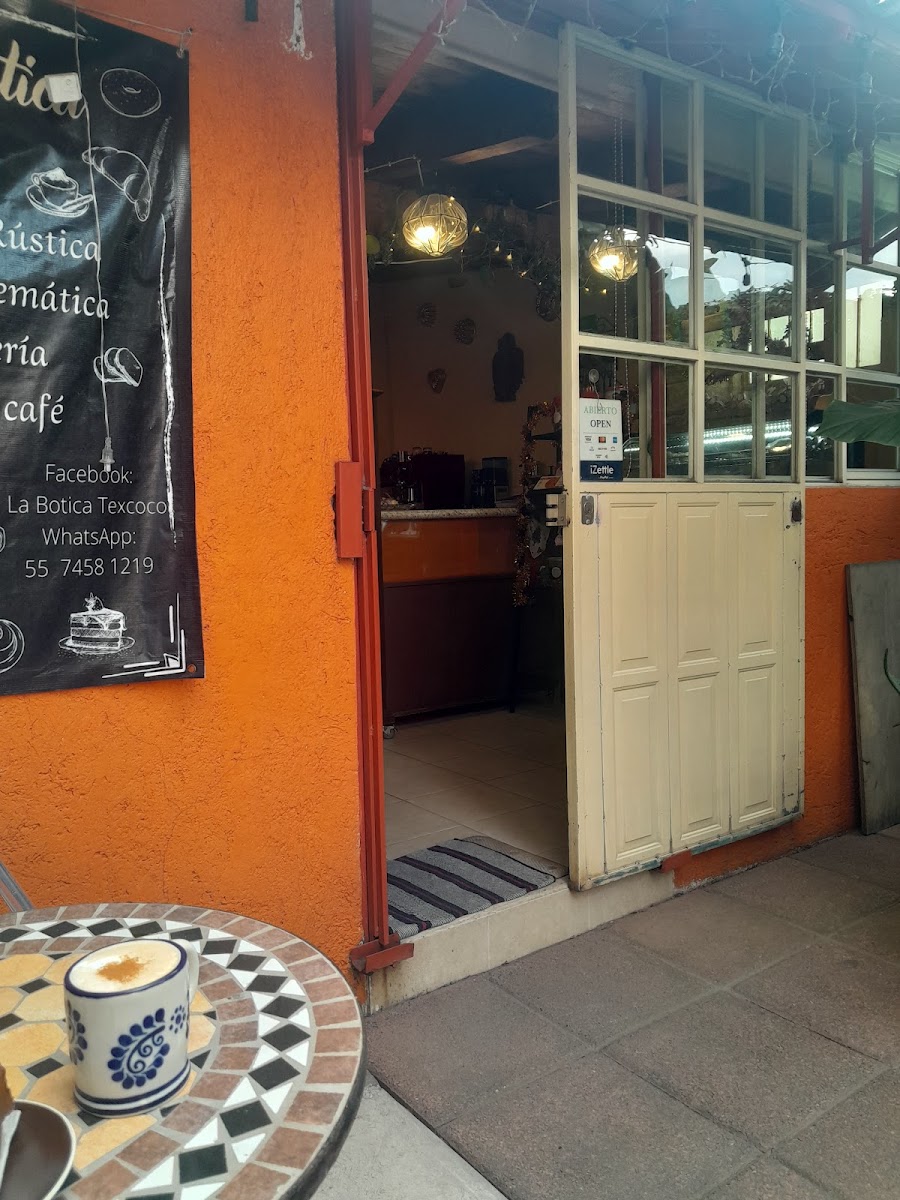 Café y panadería La botica Photo 3