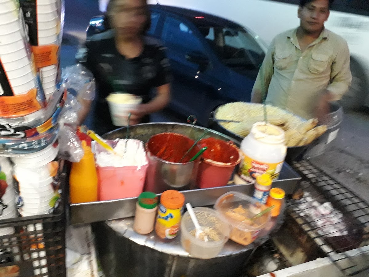 Elotes asados y en vaso “La Muñeca” Photo 4