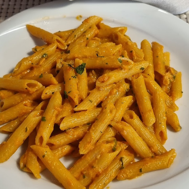 Spaghetti Alle Vongole E Pennette Al Salmone