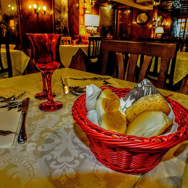 Bread Rolls to Nibble While Waiting for Food to Arrive