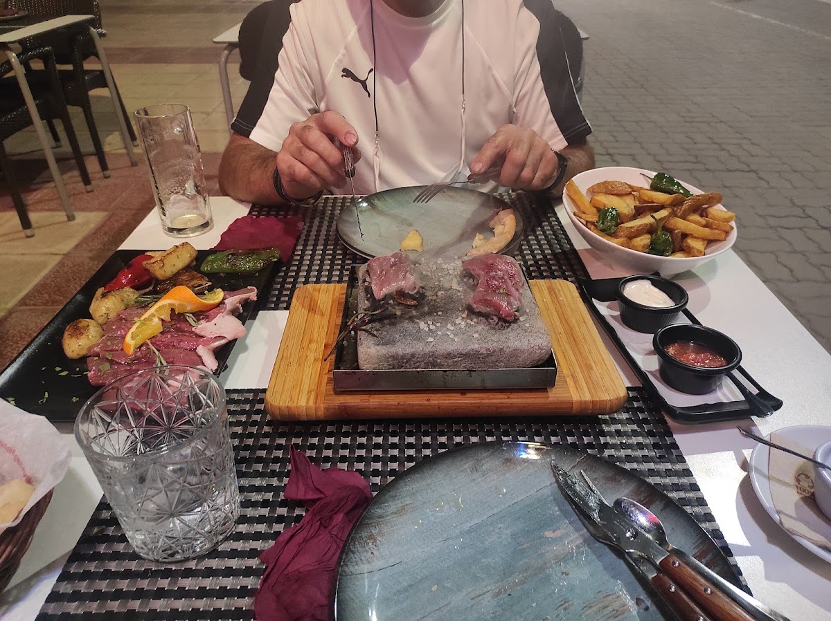 Pipo Pizzeria & Carnes la Piedra/Steak house Photo 5