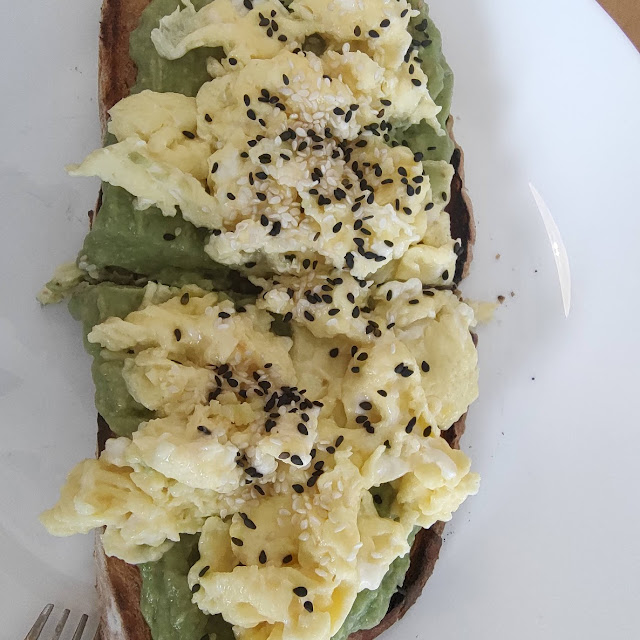 Pan Tipo Casero Con Palta Y Huevo Revuelto