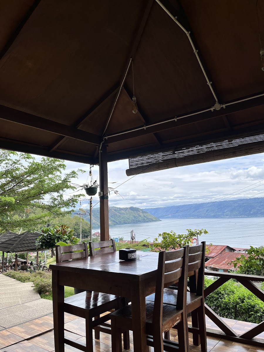 Biwa Cafe & Resto