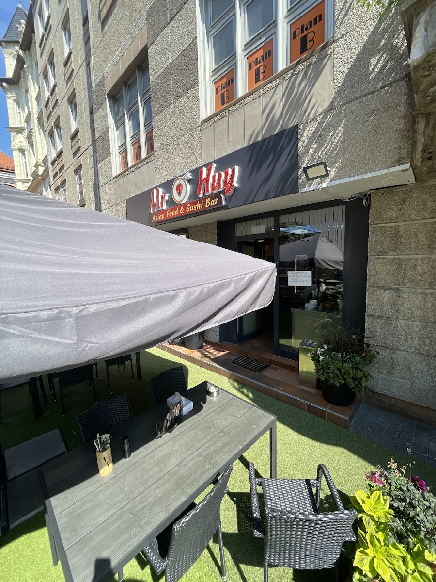Mr. Huy (Asia Food & Sushi Bar)