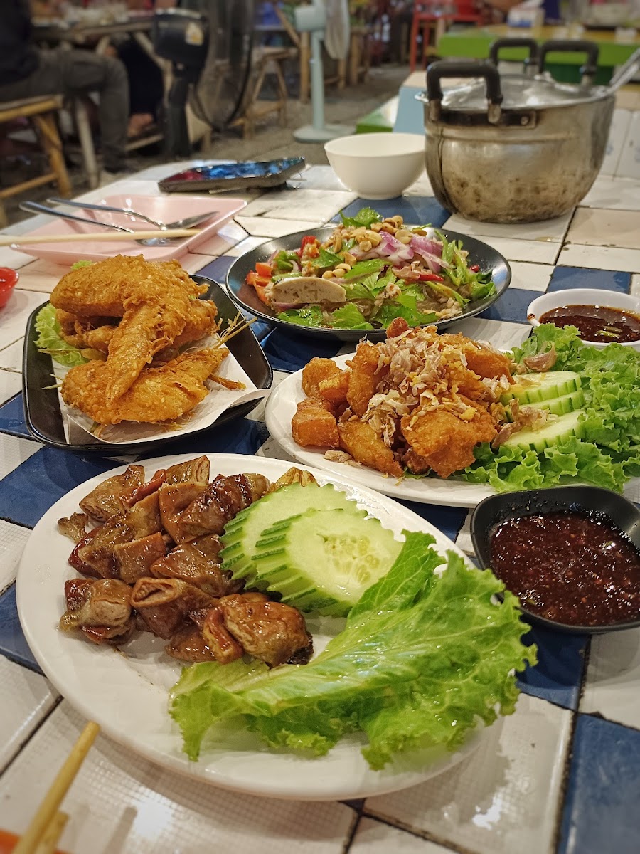 Hot pot, fried papaya salad, yellow tent. Photo 4