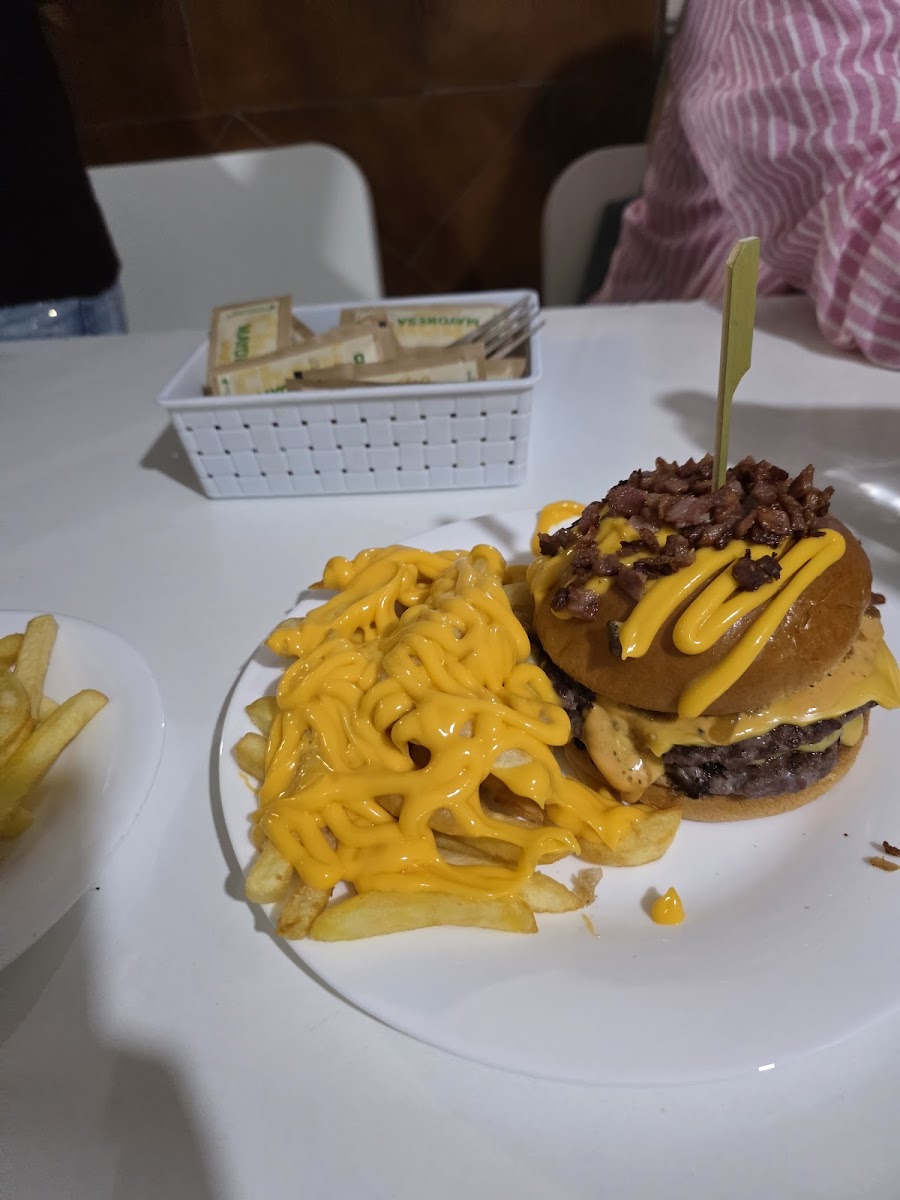 Pizzeria Cheese Burguer Photo 3