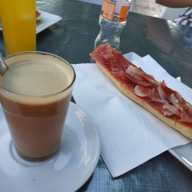 Café Con Leche Y Tostada Con Jamon