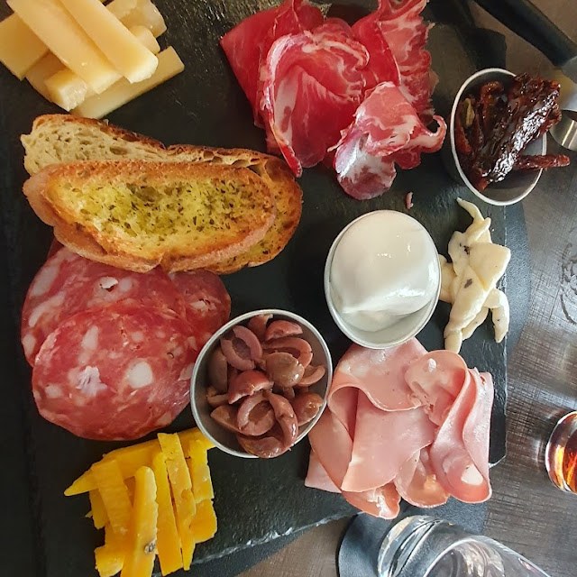 Tagliere Misto Salumi E Formaggi Locali