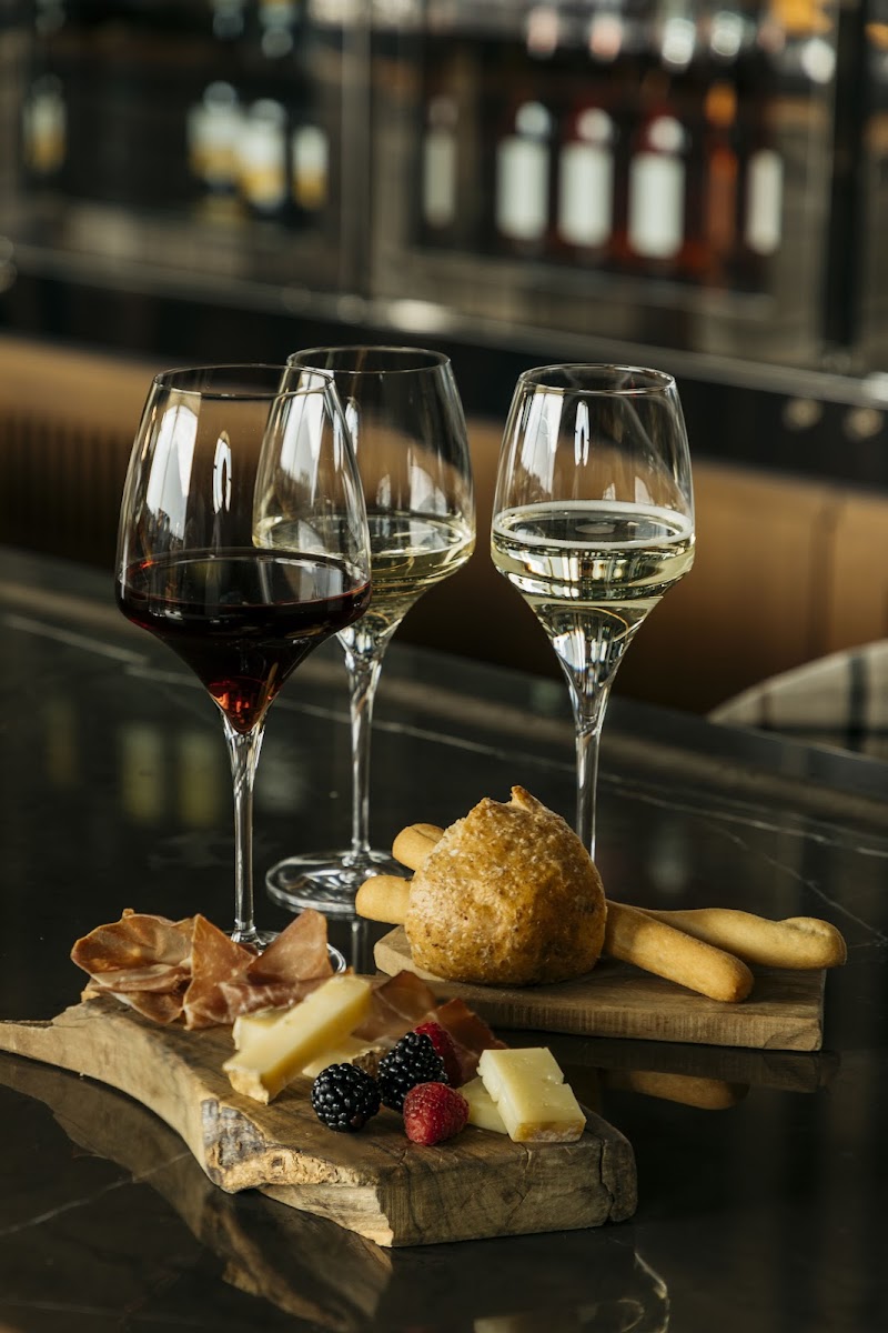 Ristorante L'Escale Trattoria & Wine Bar Photo 3