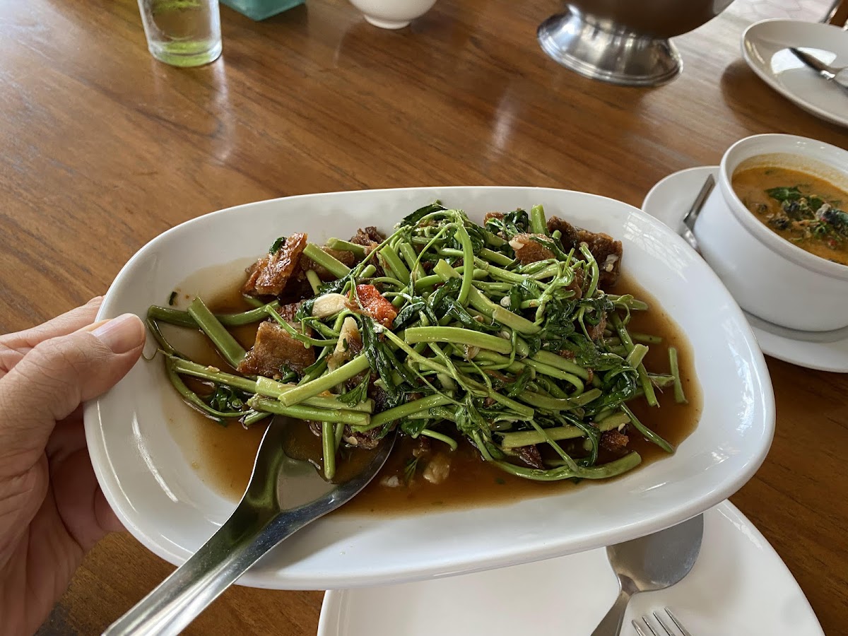 Ruen Lom Fang Restaurant Photo 6
