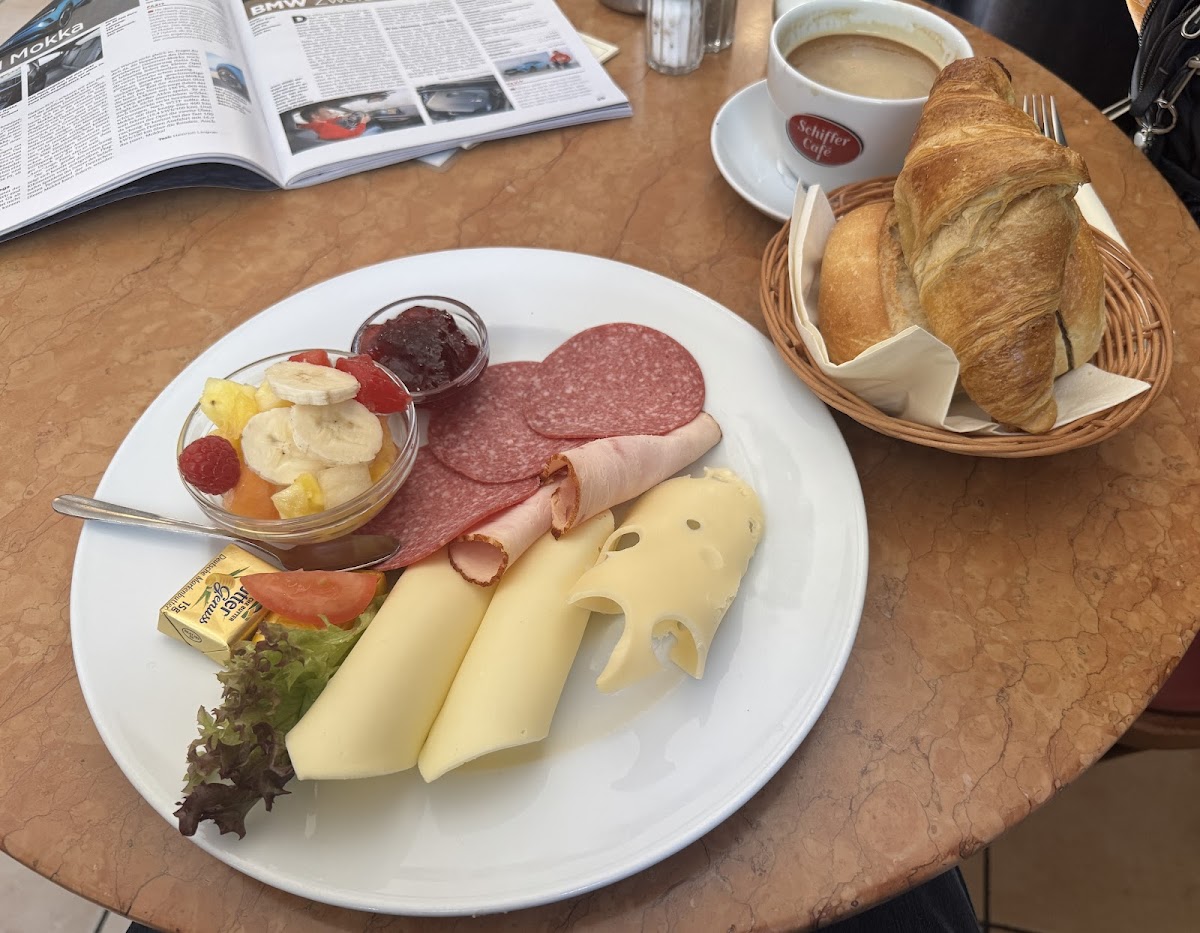 Schiffer Café Photo 3