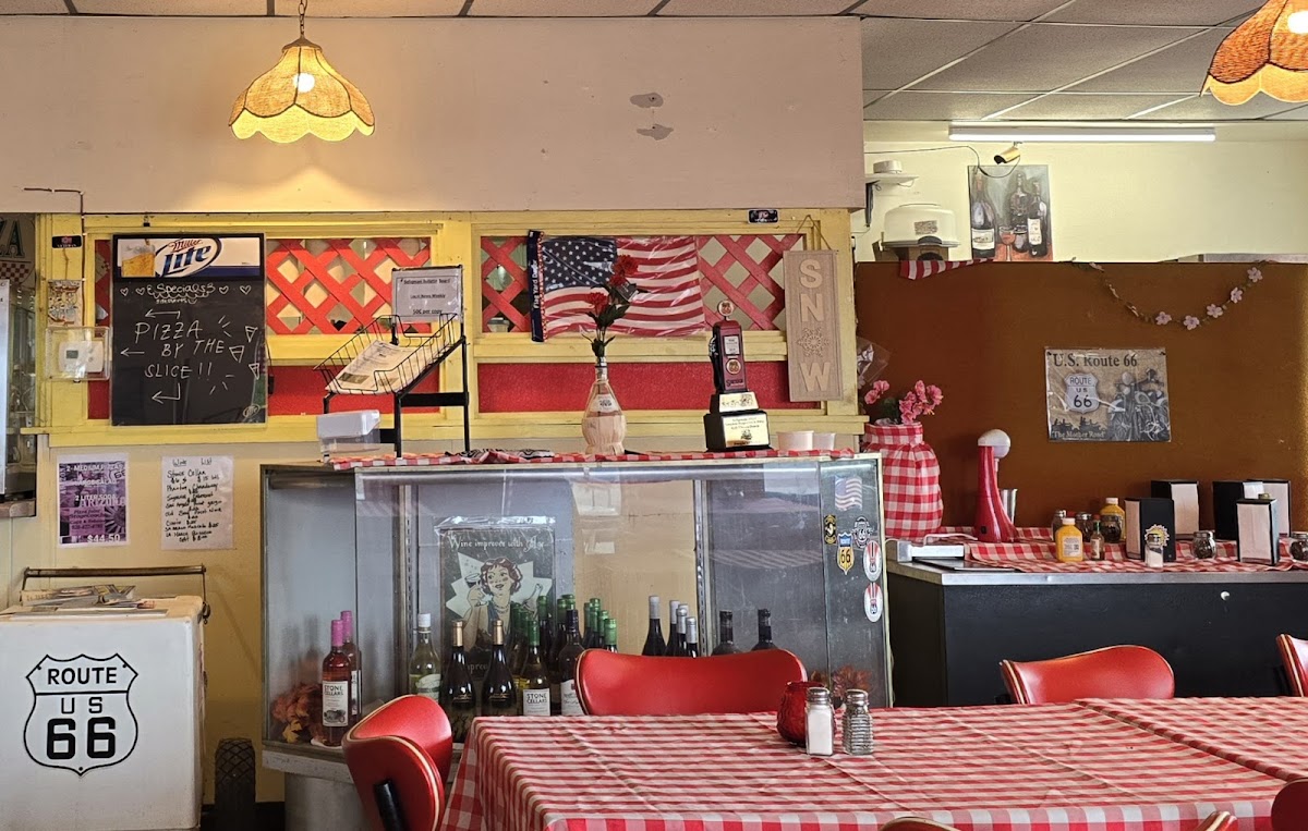Pizza Joint / Stagecoach 66 Motel Photo 4
