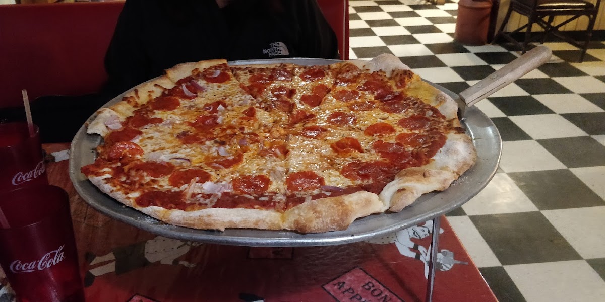 Pizza Joint / Stagecoach 66 Motel Photo 6