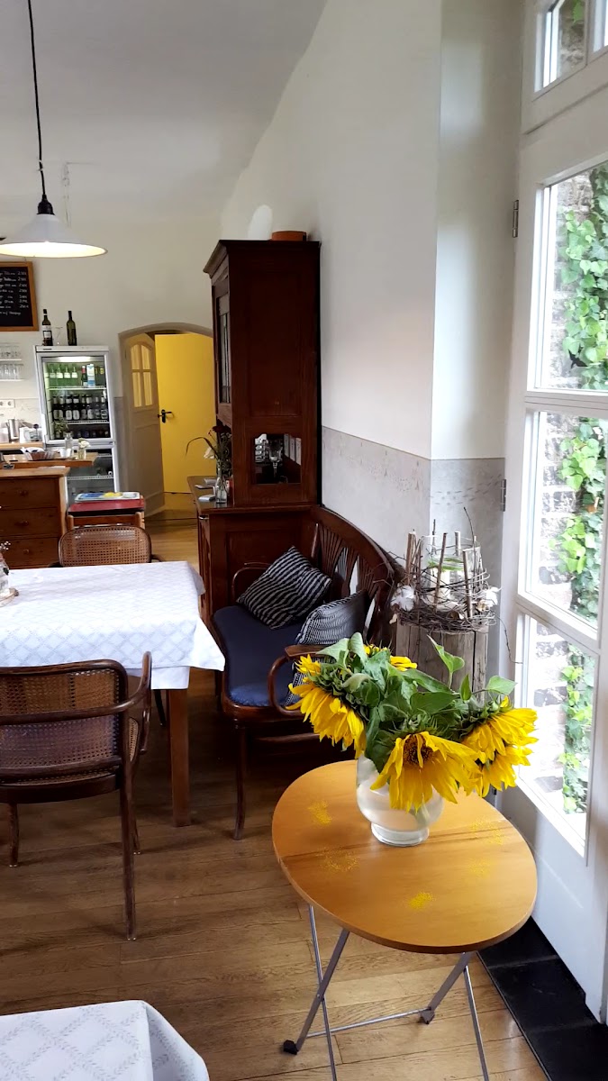Café in the little garden Photo 2