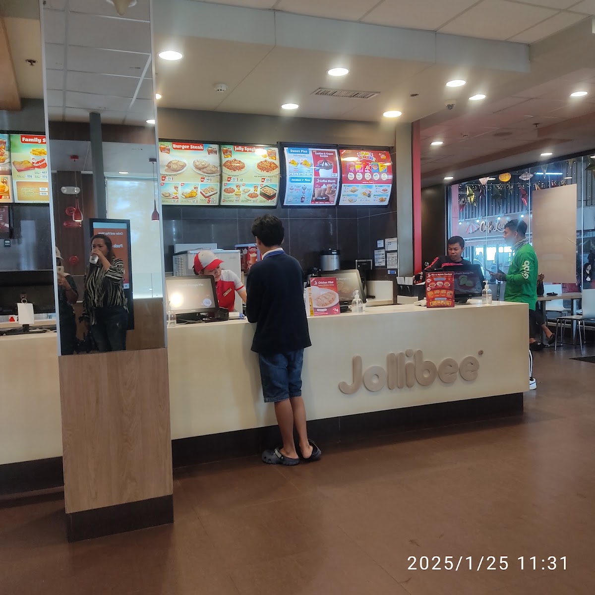 Jollibee Fiesta World Mall Photo 6