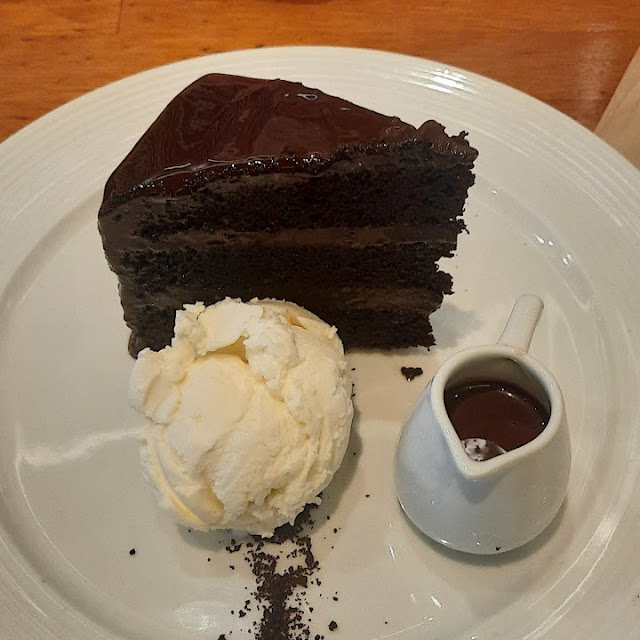Bolo de Chocolate Sorvete E Calda de Chocolate Quente