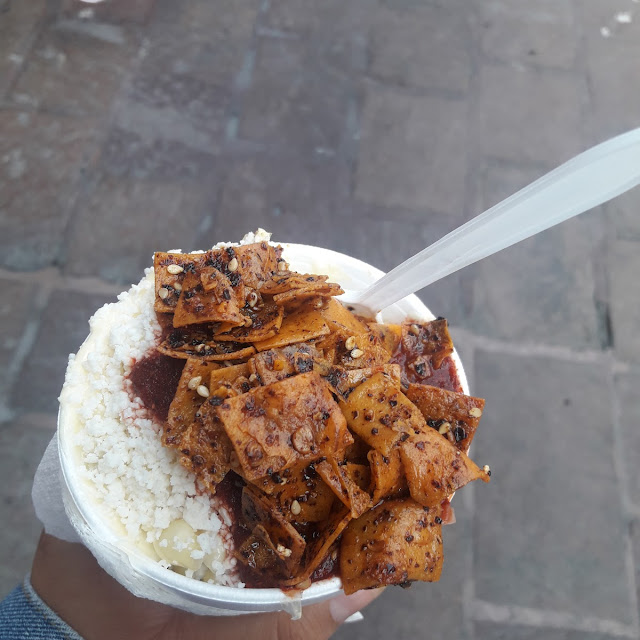 Elote Blanco Con Mayonesa Queso Salsa de Limón Y Lo Crujiente Es la Salsa Tarasca