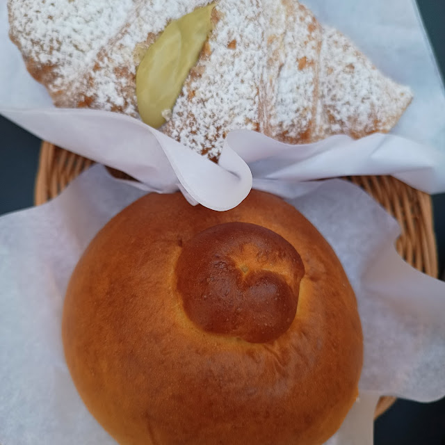 Brioche Vuota E Cornetto Al Pistacchio