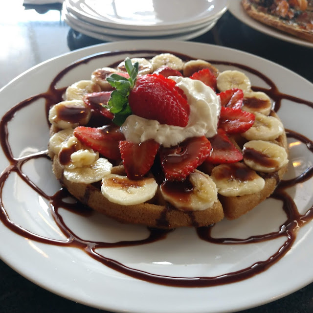 Waffles Con Fruta