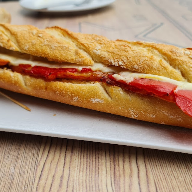 Bocadillo de Lomo Queso Y Pimientos
