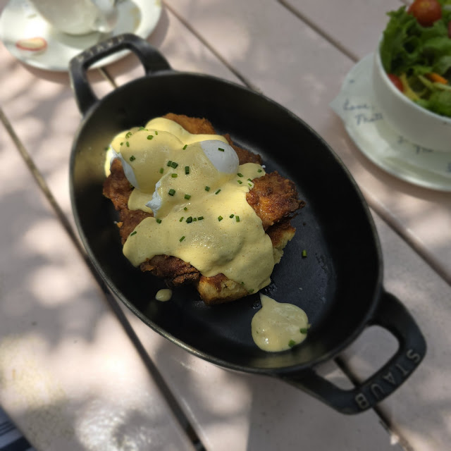 Fried Chicken Eggs Benedict