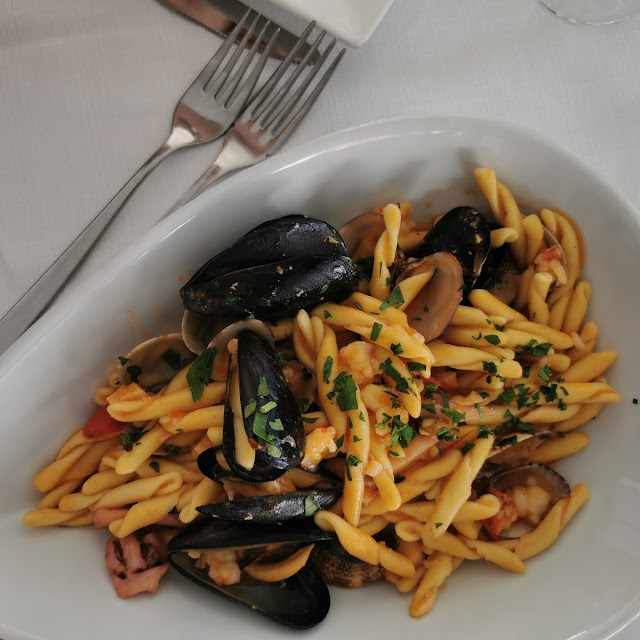 Strozzapreti Con Con Frutti Di Mare